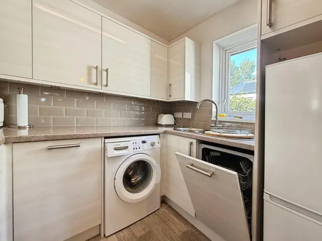 New Road, Crowthorne, RG45, photo 3