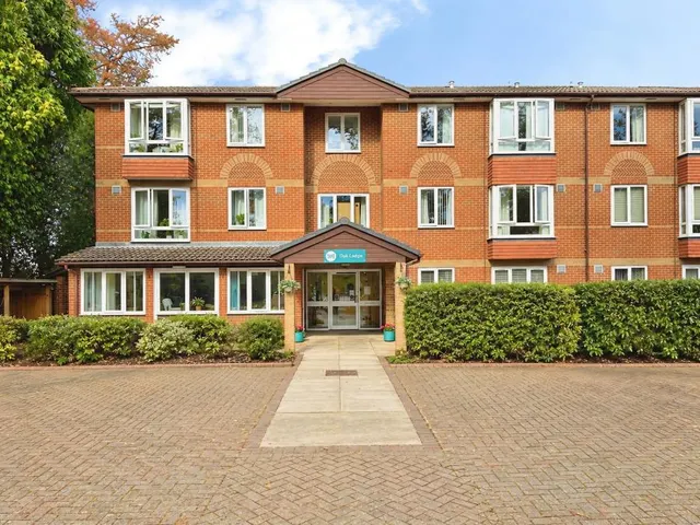 New Road, Crowthorne, RG45, photo 1