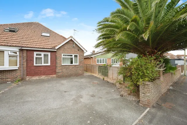 Sandy Point Road, Hayling Island, PO11, photo 1