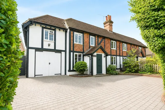 Aldershot Road, Church Crookham, Fleet, Hampshire, GU52 8JX, photo 1