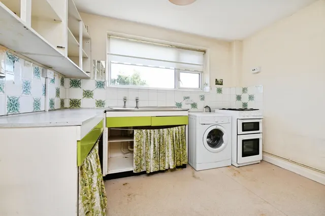 Photo 2 — Kelvedon Close, Chelmsford
