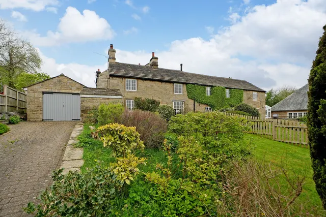 Over Road, Baslow, photo 1