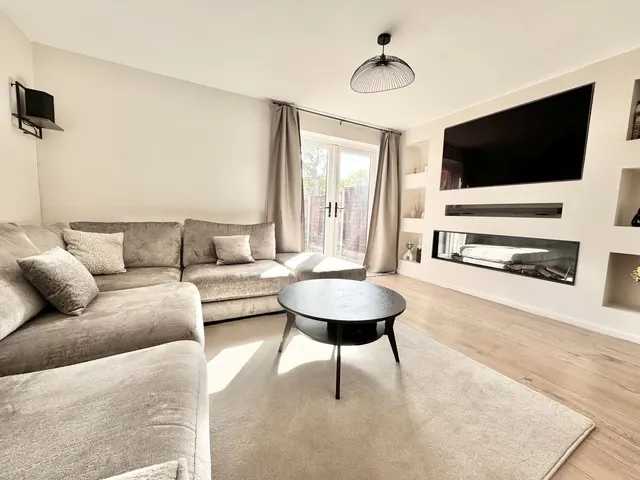Photo 2 — Upper Field Close, Redditch, B98 9LG