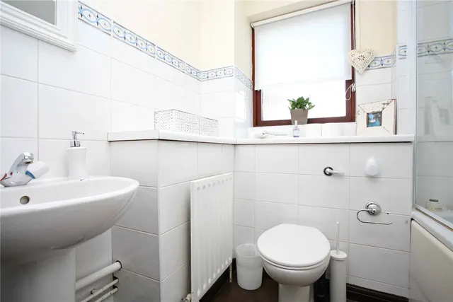 2 bedroom flat — Plover Way, London, SE16