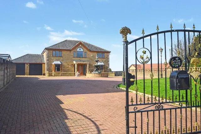 Cliff Lane, Brierley, S72, photo 1