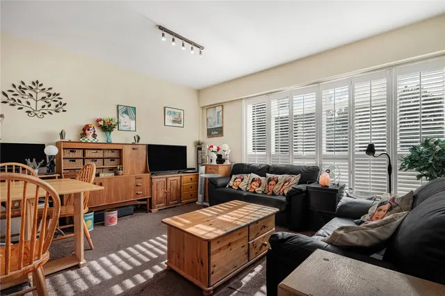 Upper Richmond Road, London, SW15, photo 1
