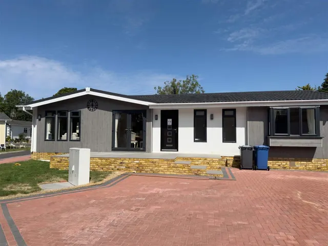 Main Road, Willows Riverside Park, SL4, photo 1