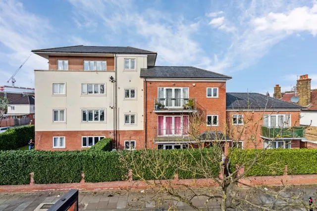 Kings Avenue, Greenford, photo 1
