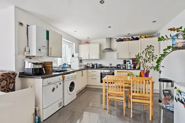 Photo 3 — Kings Avenue, Greenford