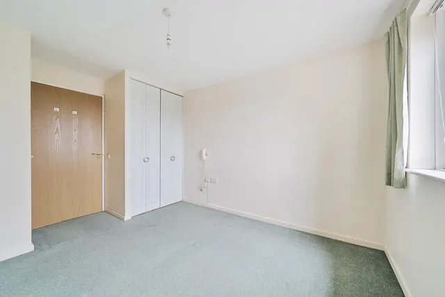 Neal Close, HA6, photo 3