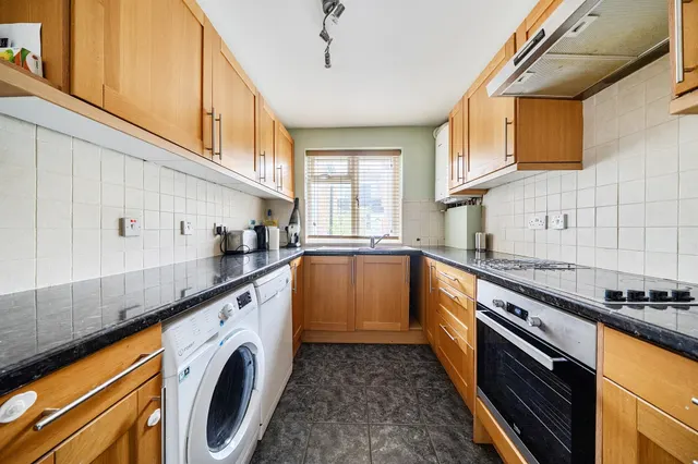Photo 2 — Lillibrooke Crescent, Maidenhead