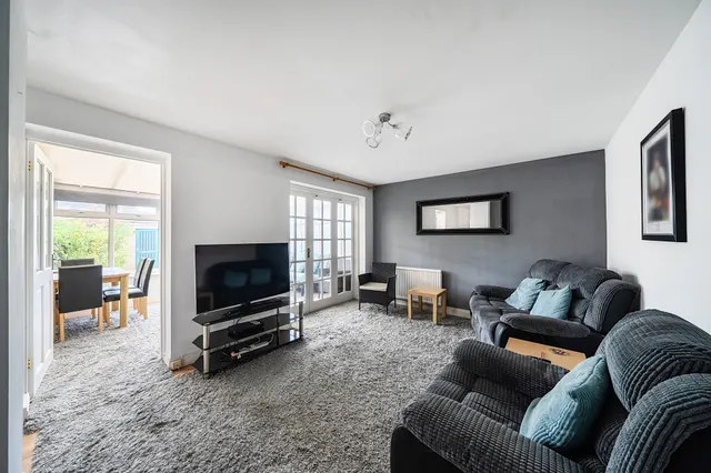 Photo 3 — Lillibrooke Crescent, Maidenhead