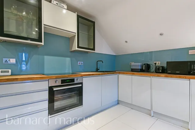 Photo 2 — Birdhurst Rise, South Croydon