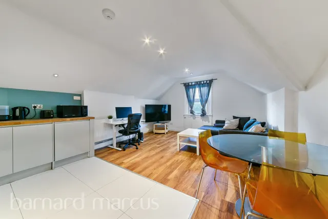Photo 3 — Birdhurst Rise, South Croydon