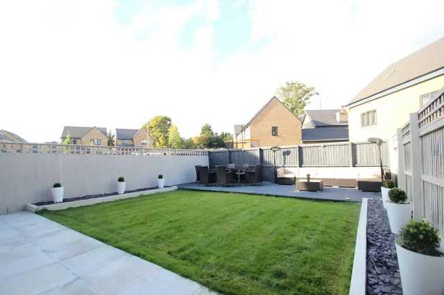 Laburnum Gardens, Seacroft, LS14, photo 2