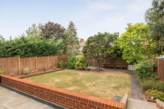 Photo 2 — Lindal Crescent, Enfield