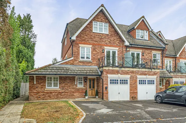 4 bedroom house — Broomfield, Binfield, Bracknell, Berkshire, RG42 4AQ