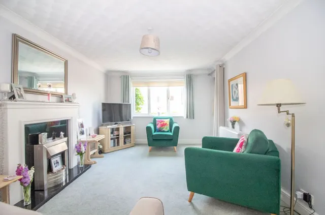 Photo 3 — 6 Beaconsfield Road, Waterlooville, PO7 7SP