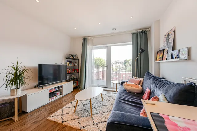Photo 2 — Flat 401, Chichely Heights, 2 Moy Lane, London