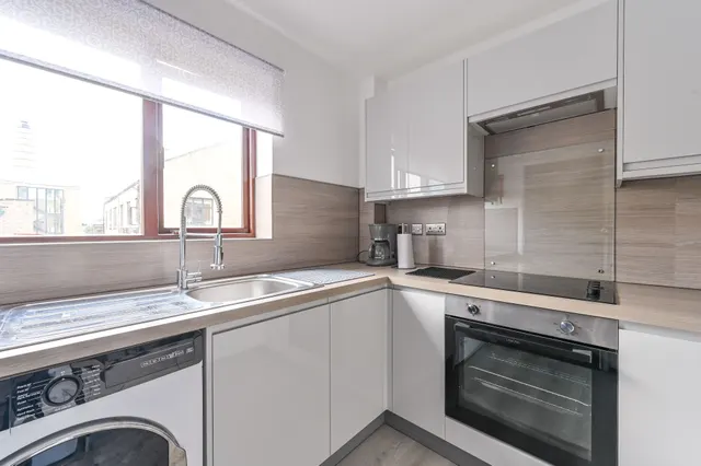 Photo 2 — 25 Tyndal Court, Transom Square, London