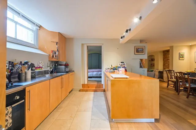 Photo 2 — 20 Alwyne Place, London
