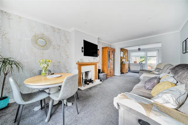 Hermitage Woods Crescent, St Johns, GU21, photo 2