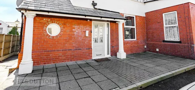 Arncliffe Rise, Badgers Edge, OL4, photo 1