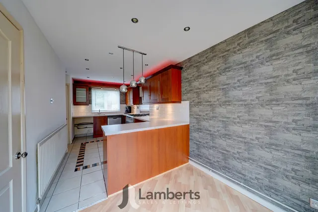 Photo 3 — 70 Sandhurst Close, Redditch