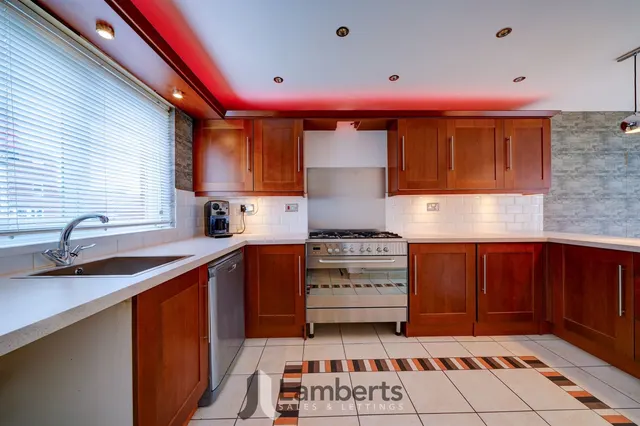 Photo 2 — 70 Sandhurst Close, Redditch