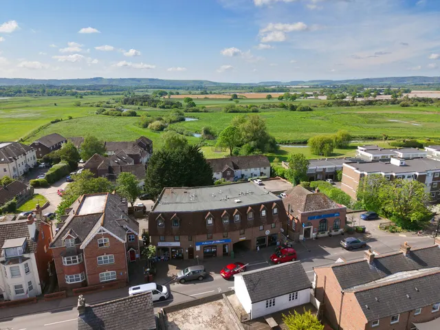 Pulborough, RH20 2AG, photo 1