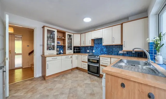 Farriers Road, Epsom, KT17, photo 2