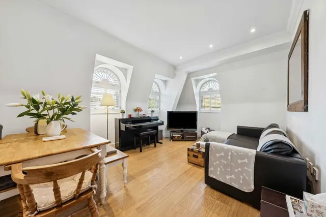 Holmesdale Road, TW11, photo 2