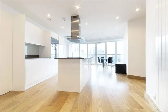 Photo 3 — Arena Tower, Canary Wharf, London