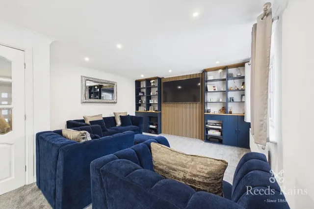 Queensbury Court, Normanton, WF6, photo 2