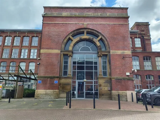 New Hall Lane, Preston, PR1, photo 1
