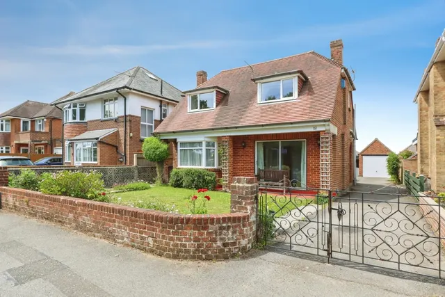 Talbot Drive, Talbot Heath, BH12, photo 1