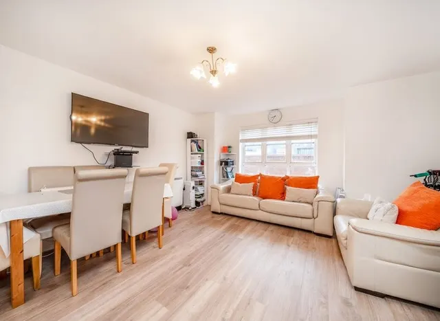 Photo 3 — Perkin Close, Hounslow, TW3