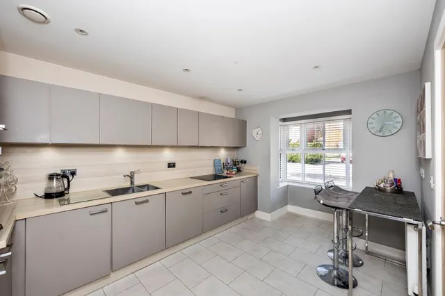 Highwood Crescent, Horsham, RH12, photo 3