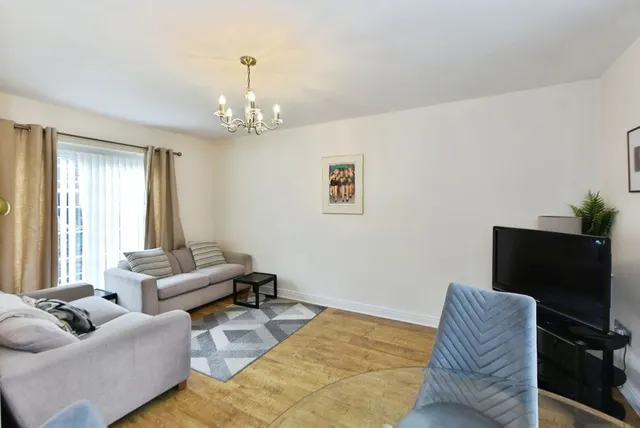 Fern Bank Street, SK14, photo 2