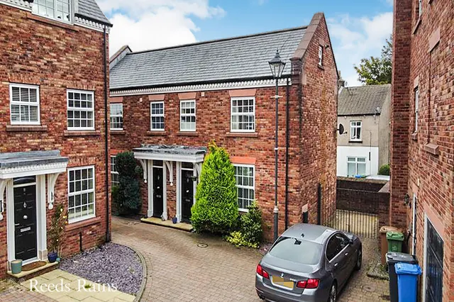 Fern Bank Street, SK14, photo 1