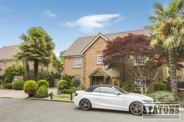 May Gardens, Elstree, Hertfordshire, WD6 3RZ, photo 1