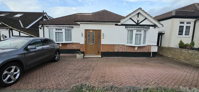 Lyndhurst Gardens, Pinner, HA5, photo 1