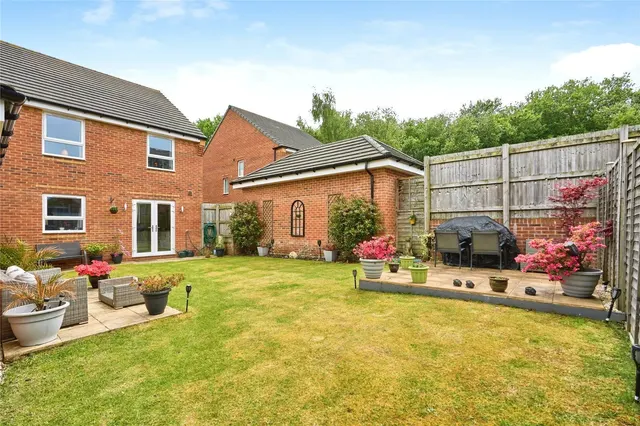 Squirrel Close, Newport, PO30, photo 3