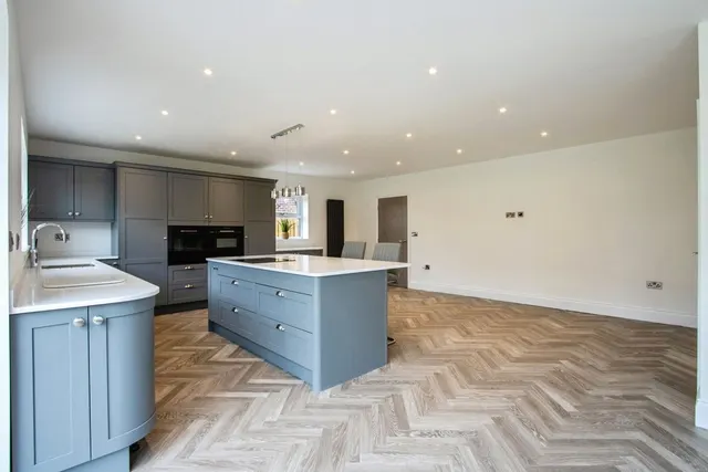 Leeds Road, Howden Clough, WF17, photo 3