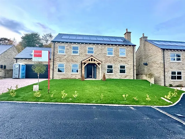 Leeds Road, Howden Clough, WF17, photo 1