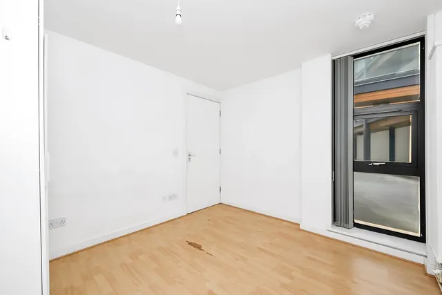Photo 3 — 10 Hallings Wharf Studios, 1 Channelsea Road, London, Greater London, E15 2SX