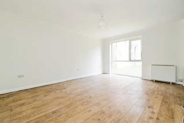 Photo 3 — Trotwood, Chigwell, Essex, IG7