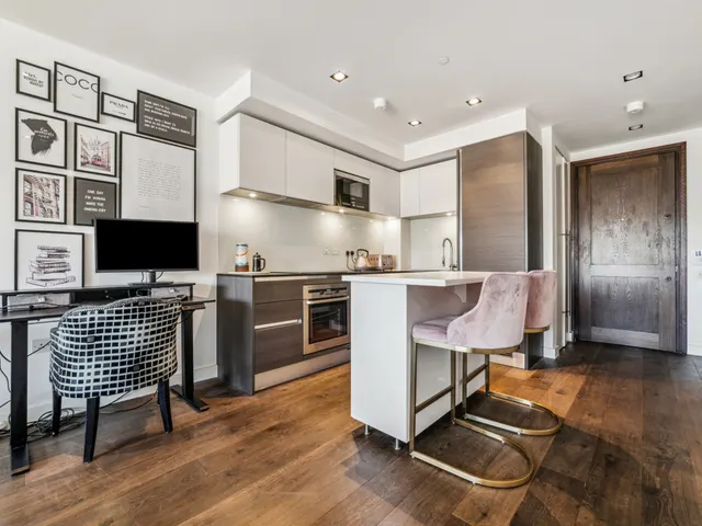 Macaulay Road, London, SW4, photo 1