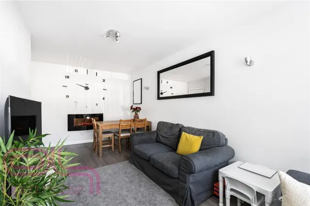 Curtis Road, Whitton, TW4, photo 1