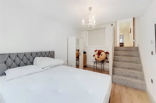 Upper Richmond Road, London, SW15, photo 3